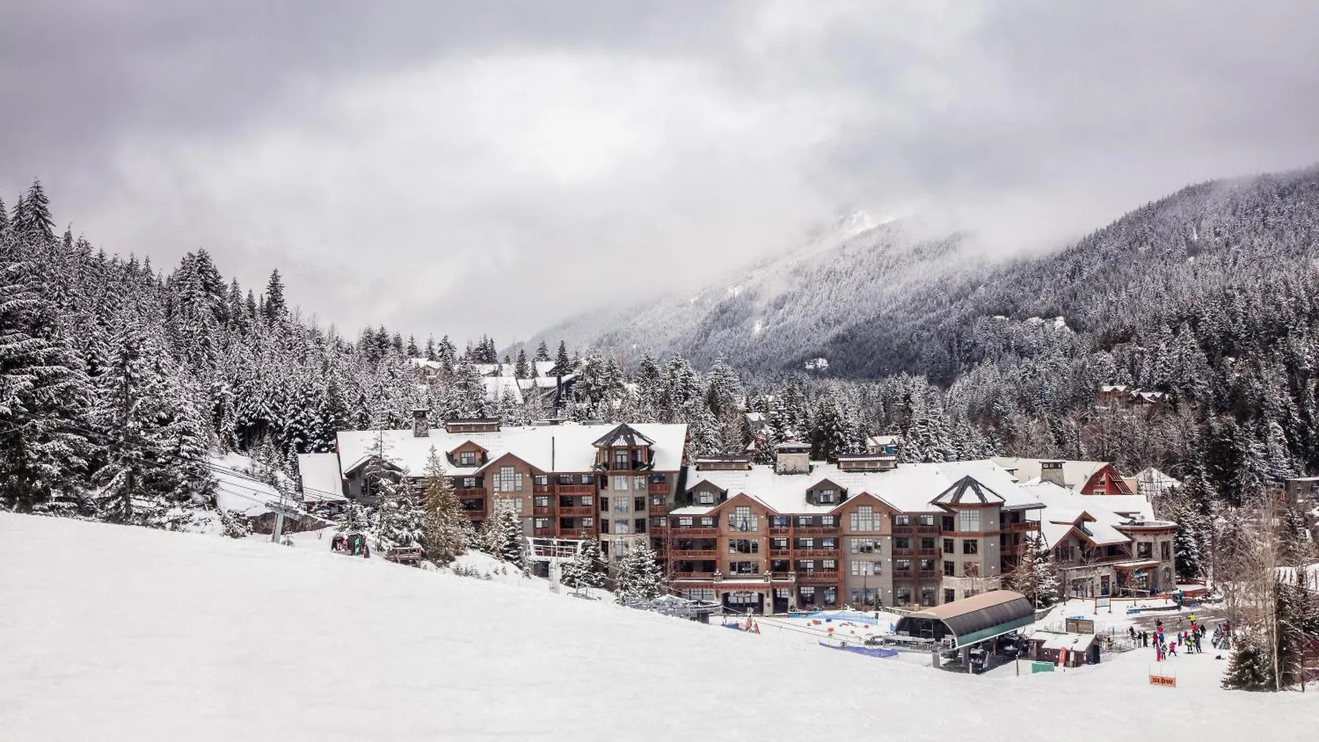 Legends Aparthotel Whistler 4*,
